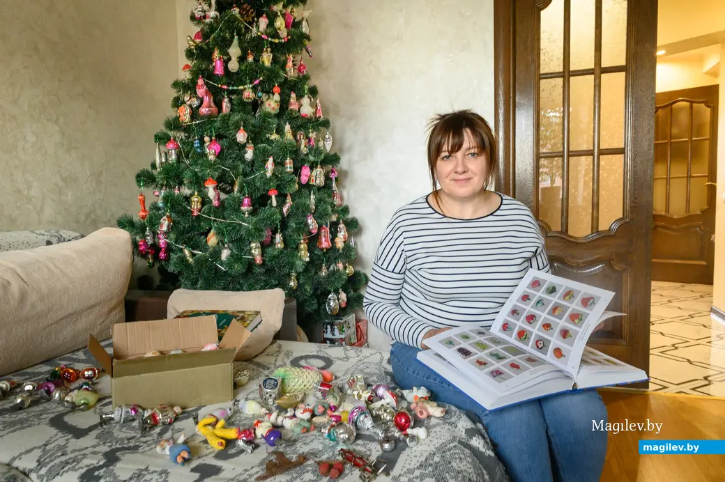 12.12.2024. Бобруйск. Галина Жук коллекционирует старые елочные игрушки. Фото: Александр ЧУГУЕВ.