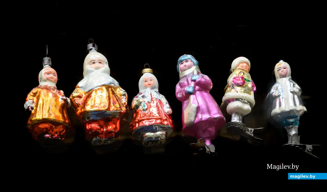 12.12.2024. Бобруйск. Галина Жук коллекционирует старые елочные игрушки. Фото: Александр ЧУГУЕВ.