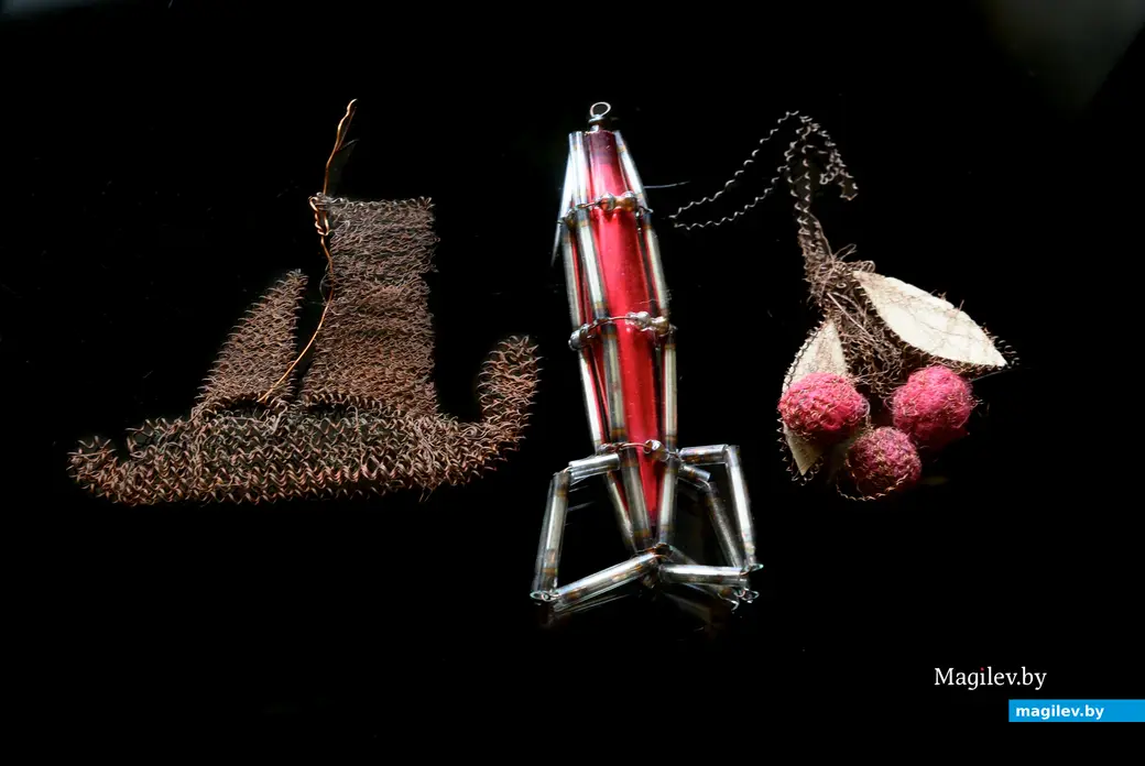 12.12.2024. Бобруйск. Галина Жук коллекционирует старые елочные игрушки. Фото: Александр ЧУГУЕВ.