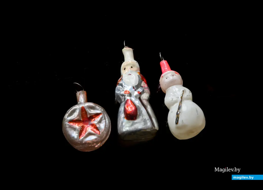 12.12.2024. Бобруйск. Галина Жук коллекционирует старые елочные игрушки. Фото: Александр ЧУГУЕВ.