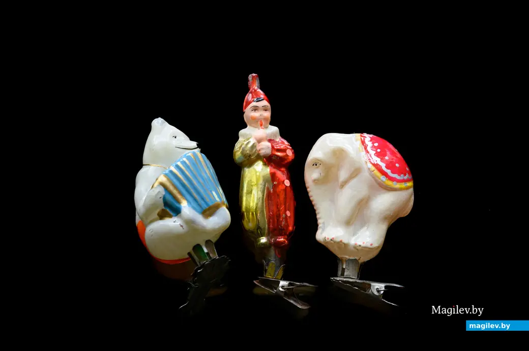 12.12.2024. Бобруйск. Галина Жук коллекционирует старые елочные игрушки. Фото: Александр ЧУГУЕВ.