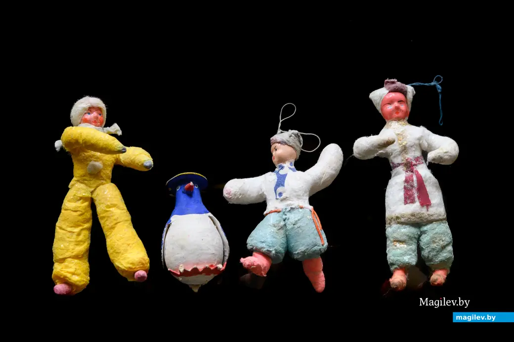 12.12.2024. Бобруйск. Галина Жук коллекционирует старые елочные игрушки. Фото: Александр ЧУГУЕВ.