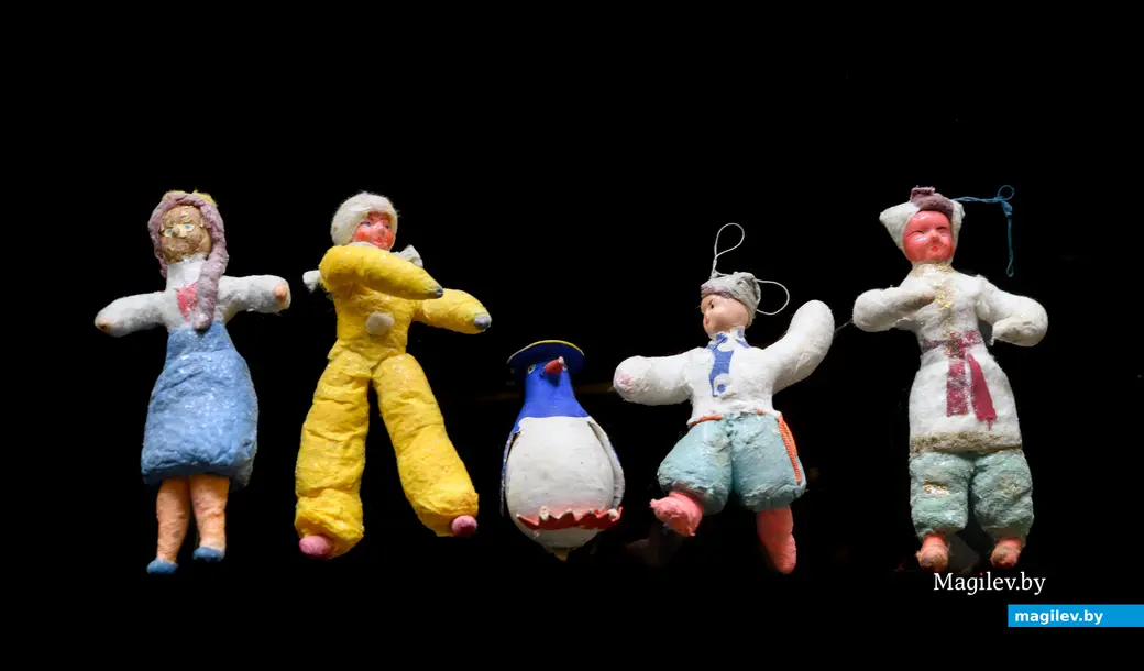 12.12.2024. Бобруйск. Галина Жук коллекционирует старые елочные игрушки. Фото: Александр ЧУГУЕВ.