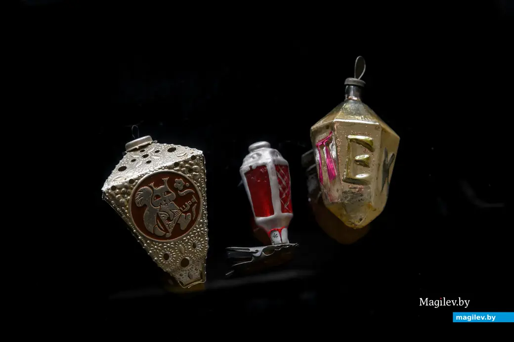 12.12.2024. Бобруйск. Галина Жук коллекционирует старые елочные игрушки. Фото: Александр ЧУГУЕВ.