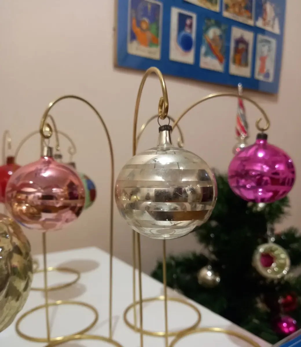 Галина Жук коллекционирует старые ёлочные игрушки. Фото предоставлено героиней публикации.