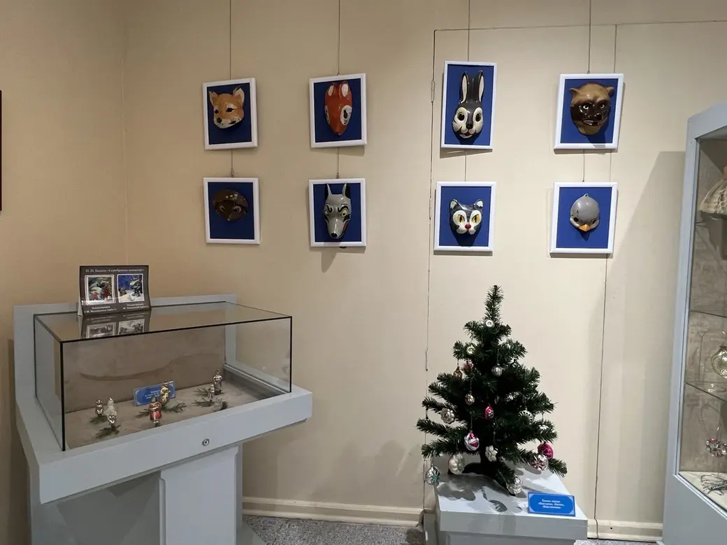 Галина Жук коллекционирует старые ёлочные игрушки. Фото предоставлено героиней публикации.