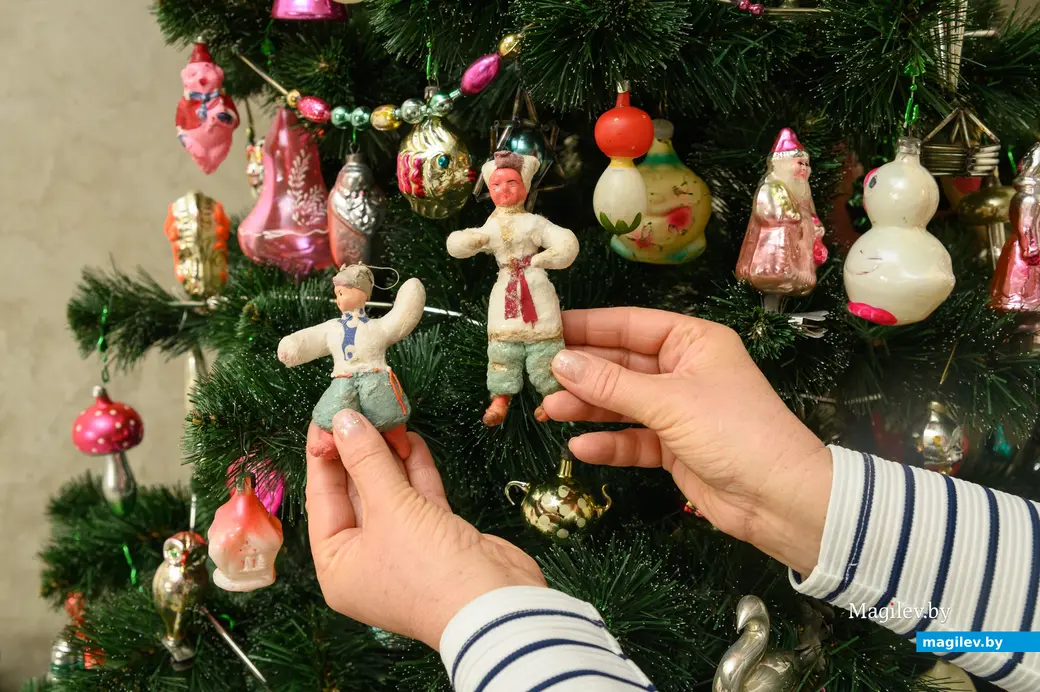 12.12.2024. Бобруйск. Галина Жук коллекционирует старые елочные игрушки. Фото: Александр ЧУГУЕВ.