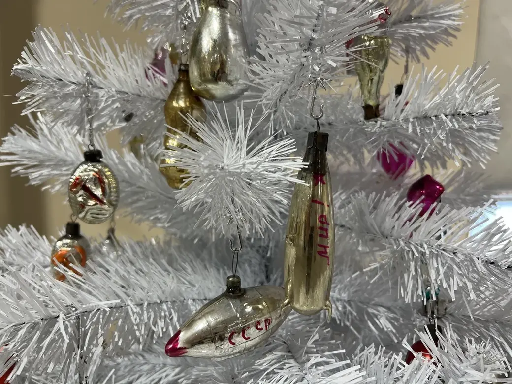 Галина Жук коллекционирует старые ёлочные игрушки. Фото предоставлено героиней публикации.