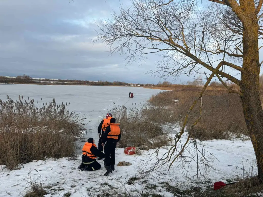 18.12.2024г. Рыбак утонул на озере Оберемкино недалеко от д.Калинино Кричевского района. Фото МЧС