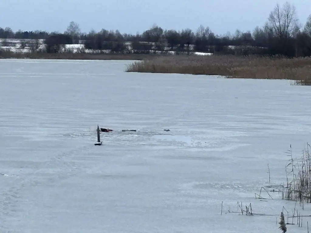 18.12.2024г. Рыбак утонул на озере Оберемкино недалеко от д.Калинино Кричевского района. Фото МЧС