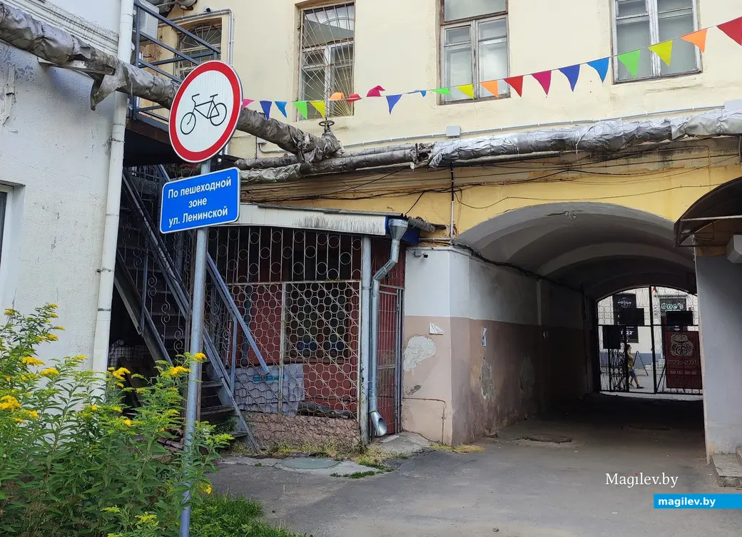 Лето 2024 года. Дворики на Ленинской тоже симпатичные.