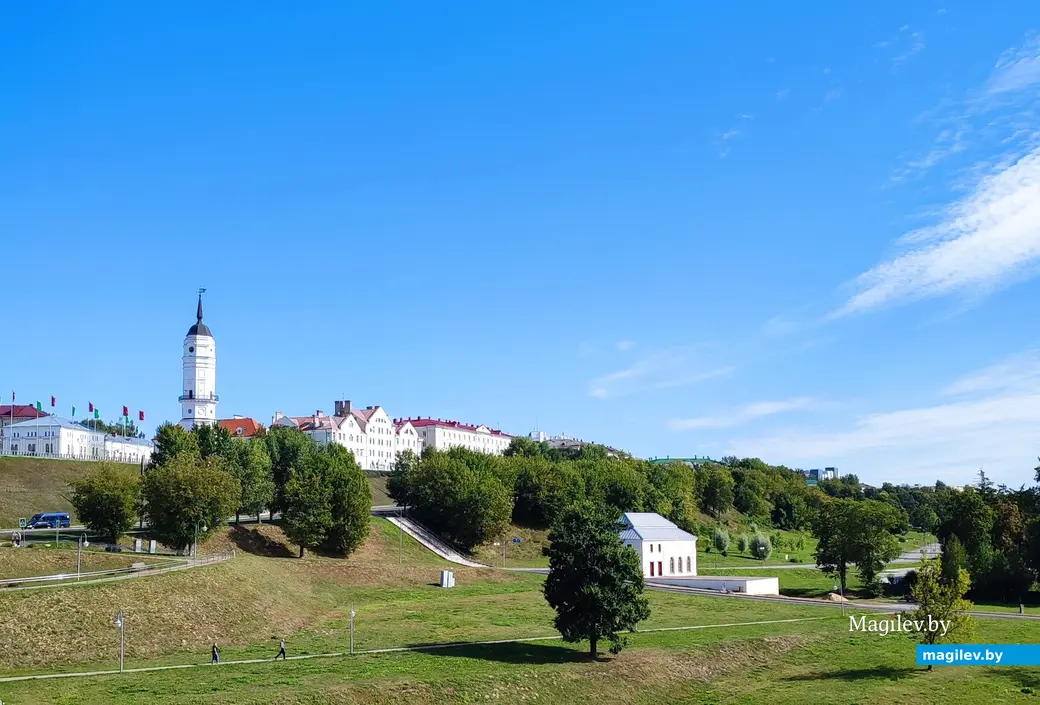 Лето 2024 года. Справа - парк в Подниколье.