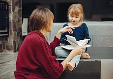 «Стоит ли рассказывать дочери о биологическом отце? Связь с тем мужчиной мы не поддерживаем». Отвечает психолог