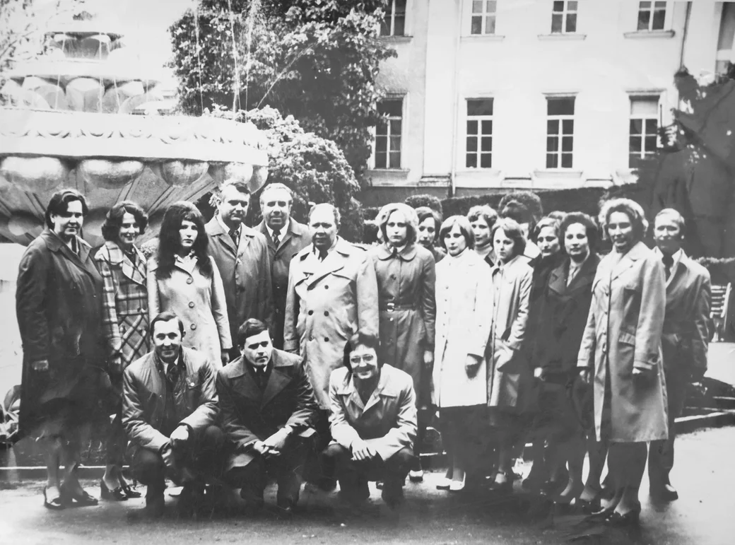 Фотоснимки из архива Раисы Путиковой с историей книжного магазина «Мысль». Руководство