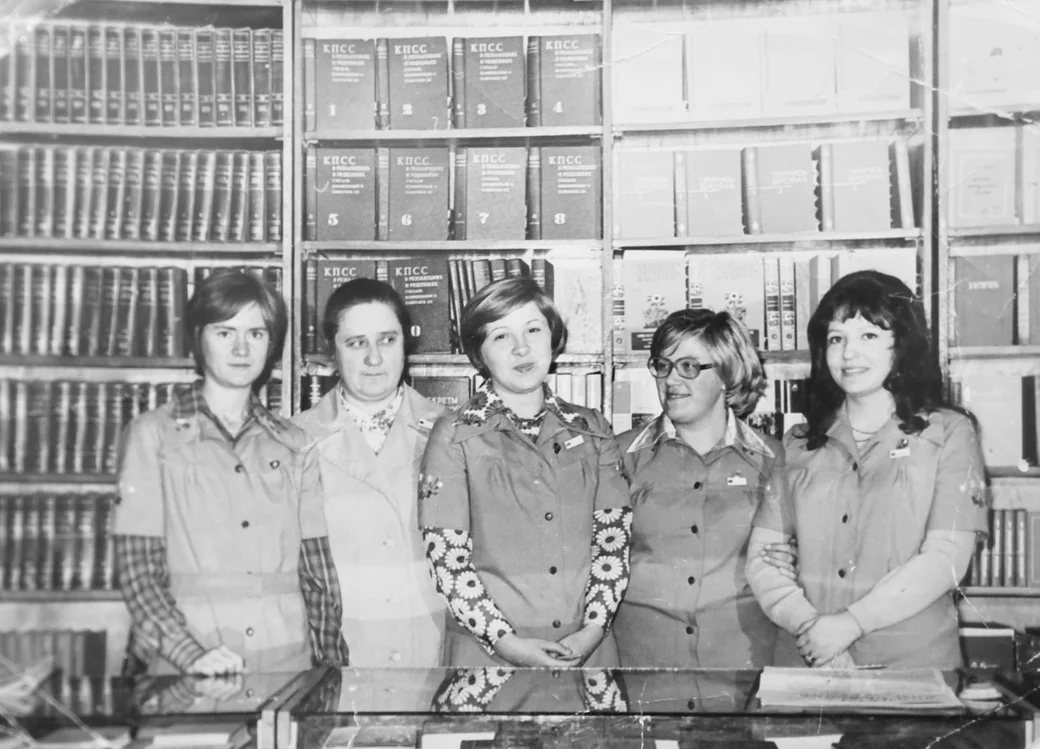Фотоснимки из архива Раисы Путиковой с историей книжного магазина «Мысль». С коллегами.