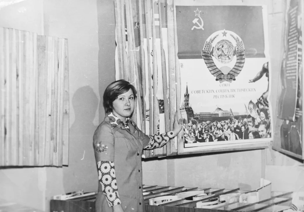 Раиса Путикова с плакатной продукцией магазина «Мысль»,1980 г.