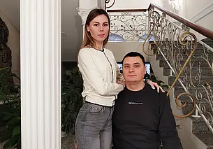 «Каждую неделю, уже 4 года подряд, он дарит мне цветы!» Свадебная пара недели