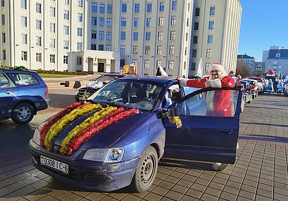 В Могилеве состоялся новогодний автопарад «За рулем Дед Мороз». Фоторепортаж