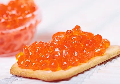 Почему и на сколько подорожала красная икра, пояснили в МАРТ