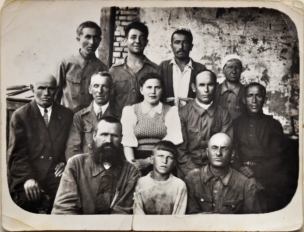 Отец Михаила, Исаак Вайман (второй ряд справа). Город Кокад. 1943 год.