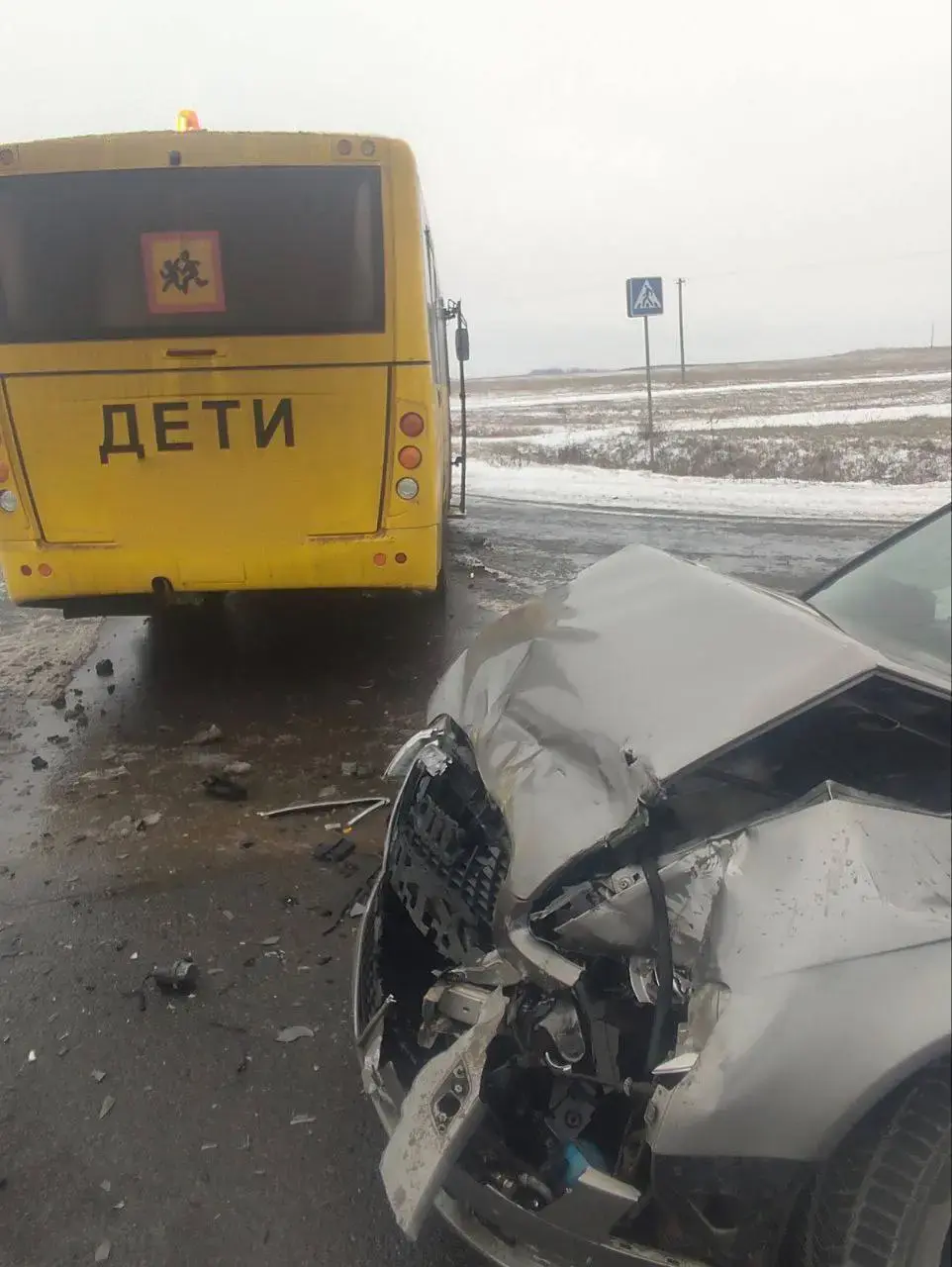 24 декабря 2024 года. Школьный автобус столкнулся с легковушкой в Слуцком районе. Фото: УВД Минского облисполкома.