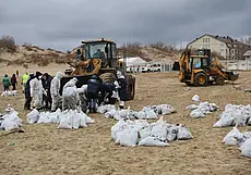 В Краснодарском крае введен режим ЧС в связи с выбросом мазута на берег после крушения танкеров