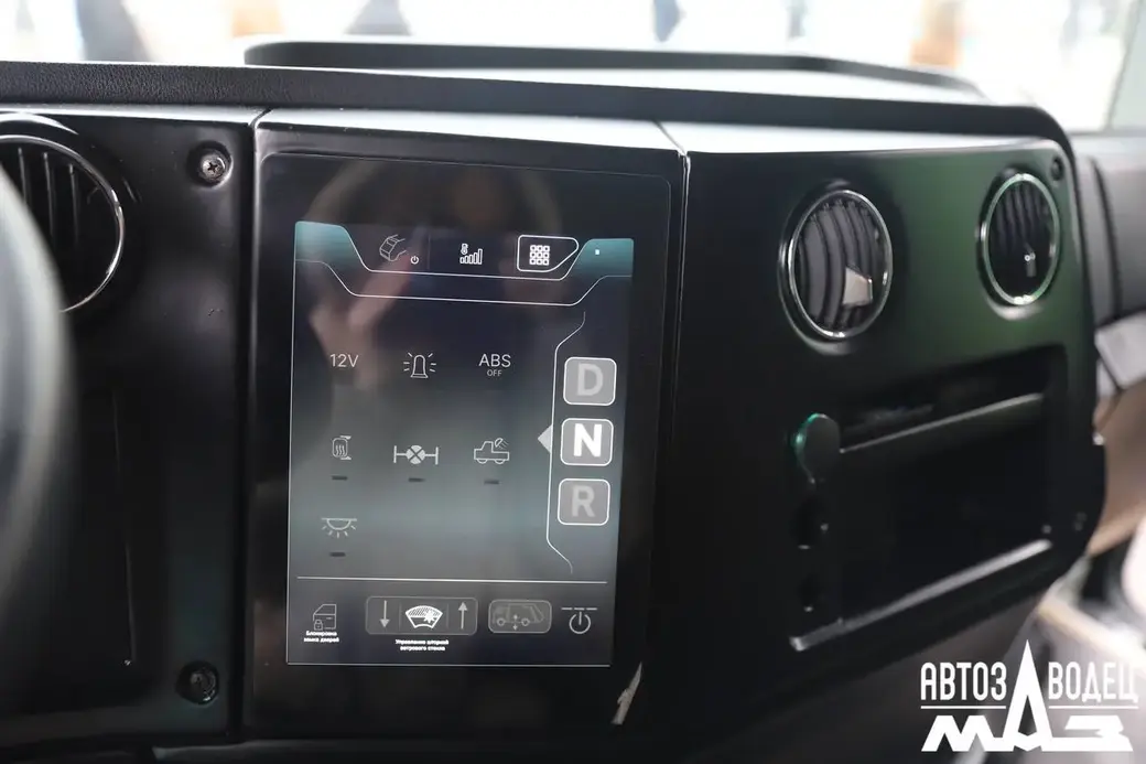 В Беларуси выпустили электромусоровоз МАЗ-692Е55.