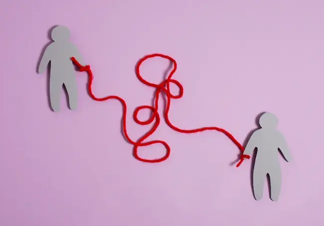 Сказал, что красивая и боится, что начну изменять, поэтому хочет читать мою переписку. Ситуацию в отношениях комментирует психолог