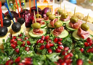 Вкусно, быстро и бюджетно: топ-5 закусок к новогоднему столу