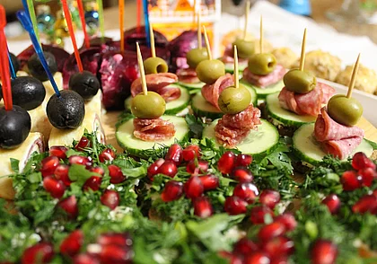 Вкусно, быстро и бюджетно: топ-5 закусок к новогоднему столу