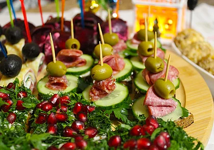 Вкусно, быстро и бюджетно: 5 закусок к новогоднему столу для тех, кто не хочет особо возиться