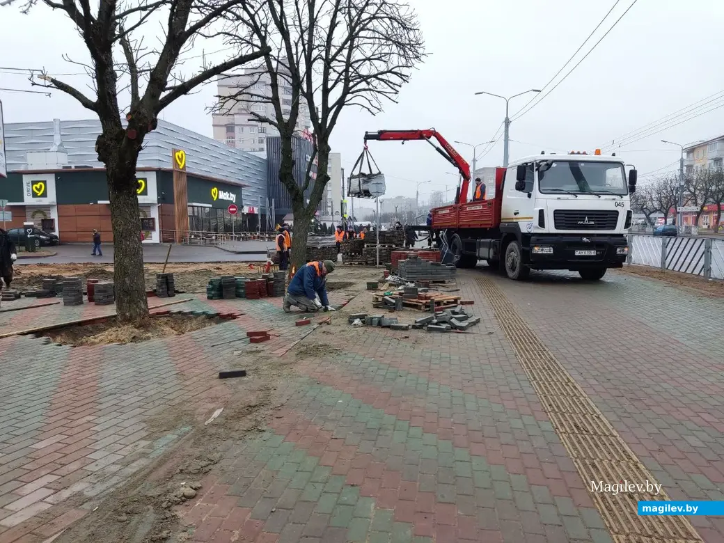 26.12.2024 г. Продолжается благоустройство территории сквера 700-летия Могилева по Пушкинскому проспекту