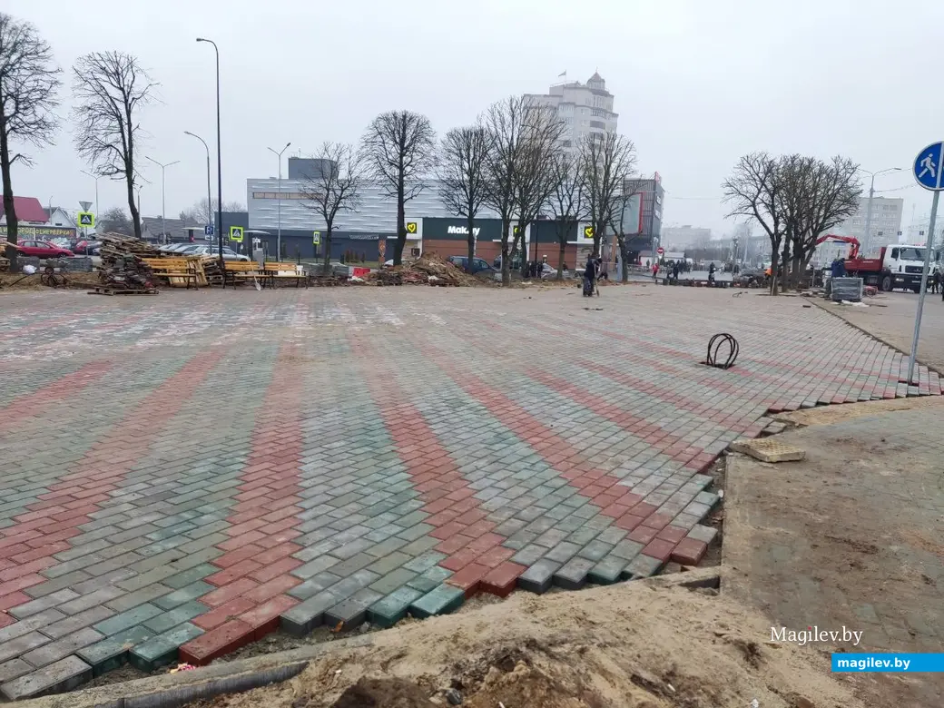 26.12.2024 г. Продолжается благоустройство территории сквера 700-летия Могилева по Пушкинскому проспекту