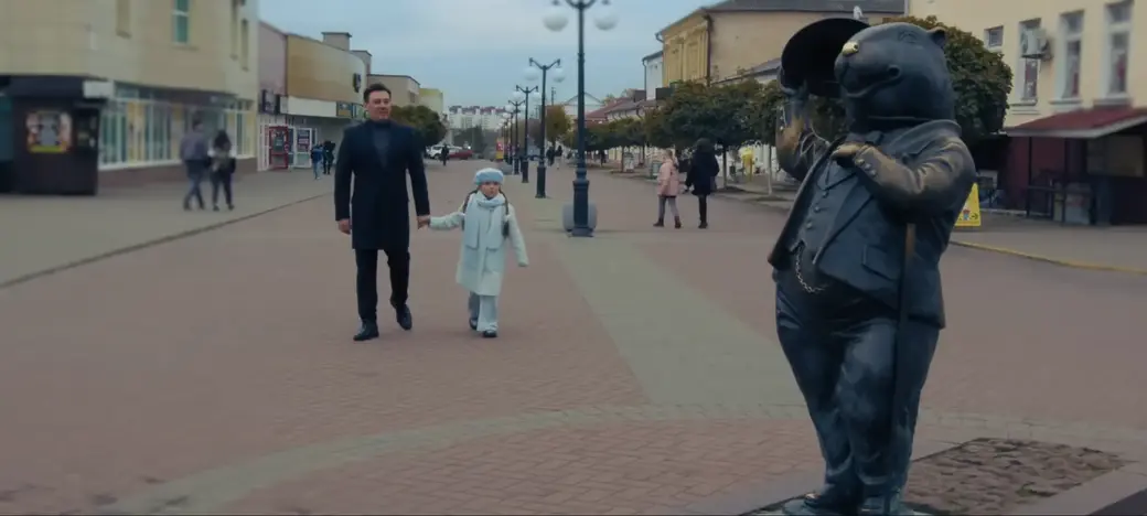 Руслан Алехно с дочерью Варварой на Социалке в Бобруйске. Фото: скриншот видео.