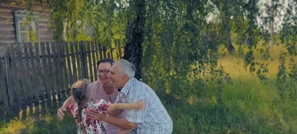 Родители Руслана Алехно с его дочерью Варварой. Фото: скриншот видео.