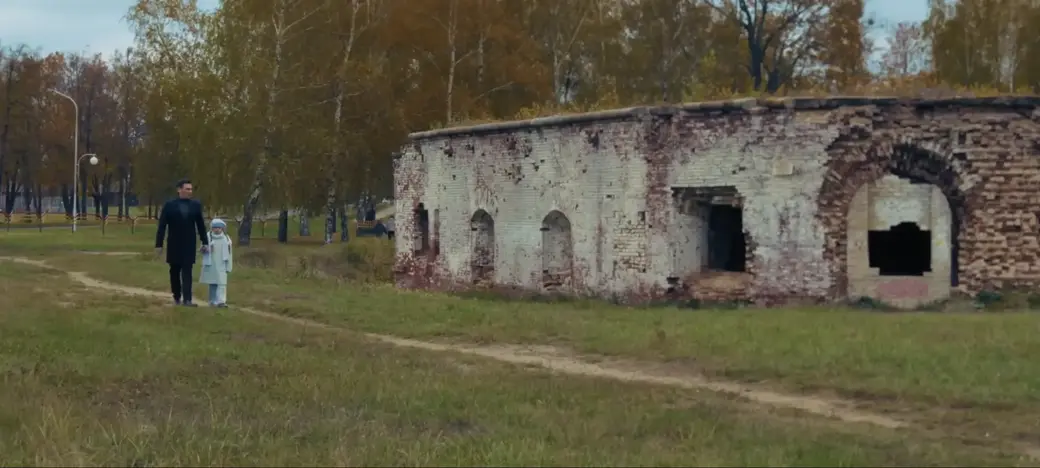 Руслан Алехно с дочерью Варварой в Бобруйской крепости. Фото: скриншот видео.