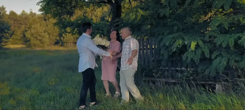 Руслан Алехно с родителями. Фото: скриншот видео.