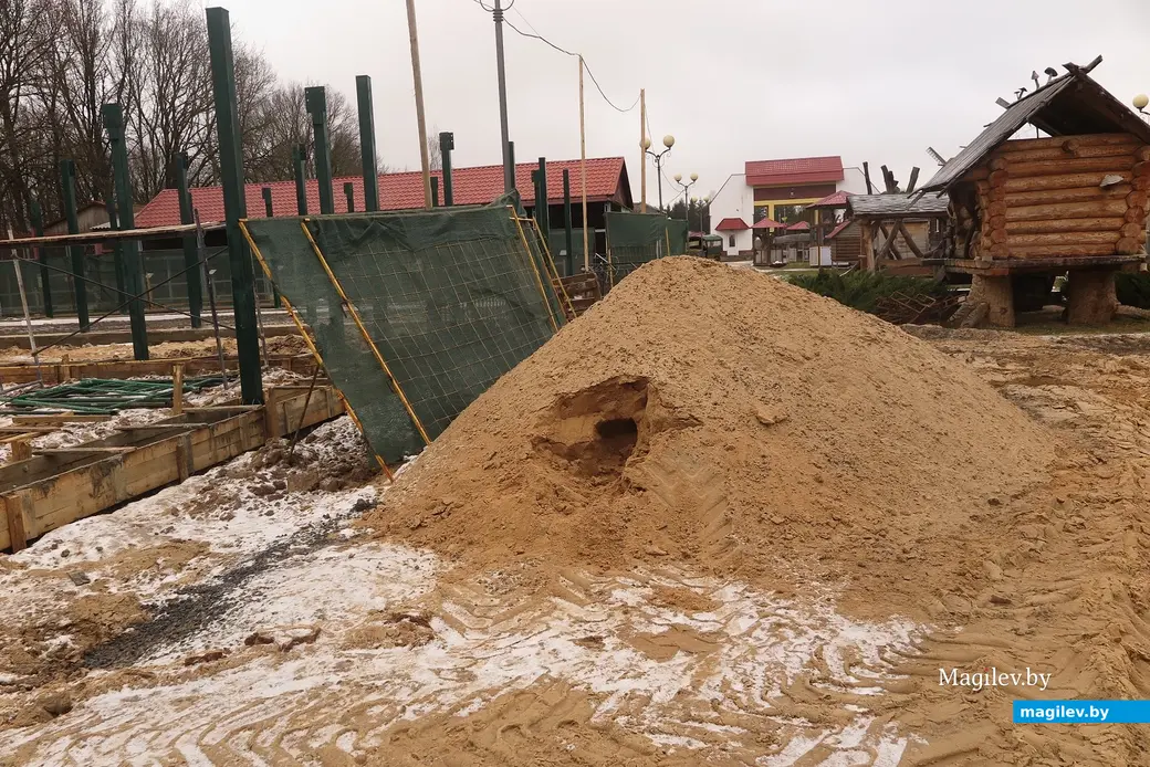 Декабрь 2024 г. Могилевский район, Буйничи, зоосад. Строительство новых вольеров.