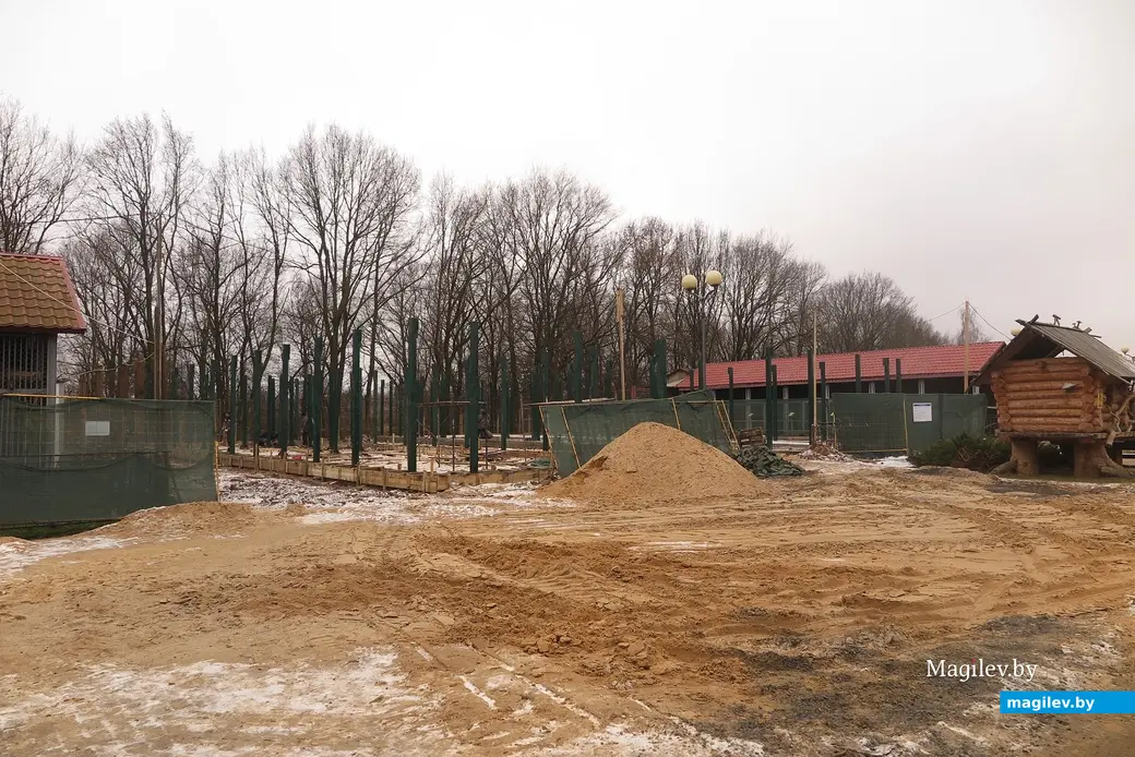 Декабрь 2024 г. Могилевский район, Буйничи, зоосад. Строительство новых вольеров.