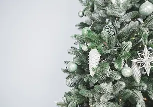 Банты, прозрачные сосульки и свечи: как украсить елку по последней моде