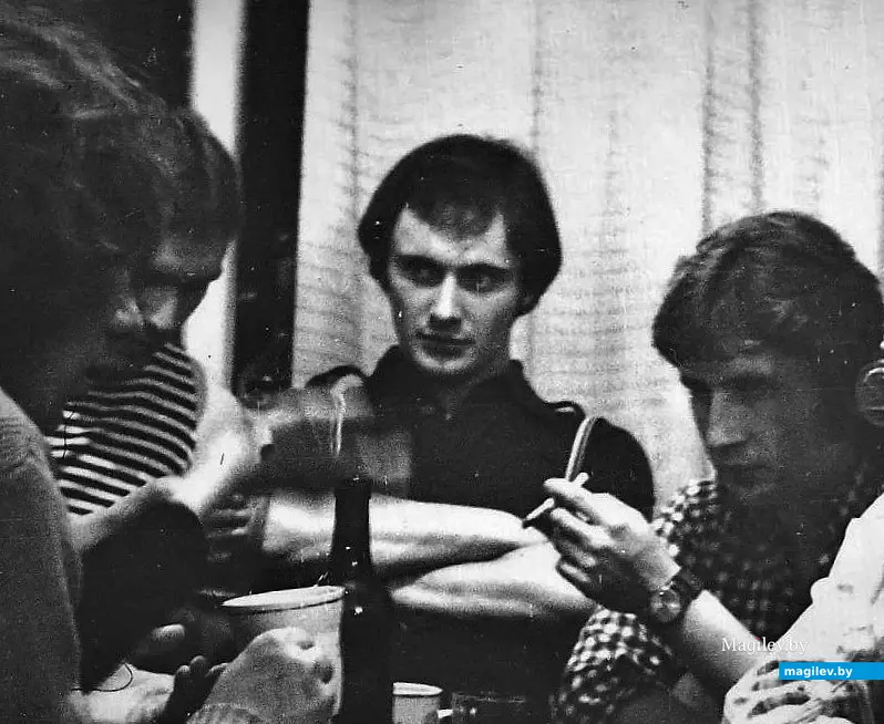1970-е годы, Могилев, первое общежитие ММИ, комната 536. Мы с Витей Морозевичем принимаем гостей.
