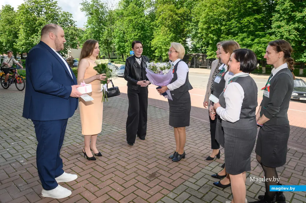 30.05.2025. Отдел ЗАГС Бобруйского горисполкома. Свадьба Натальи Музыченко и Кирилла Самцова. Поздравить молодоженов пришли коллеги Натальи из банка.