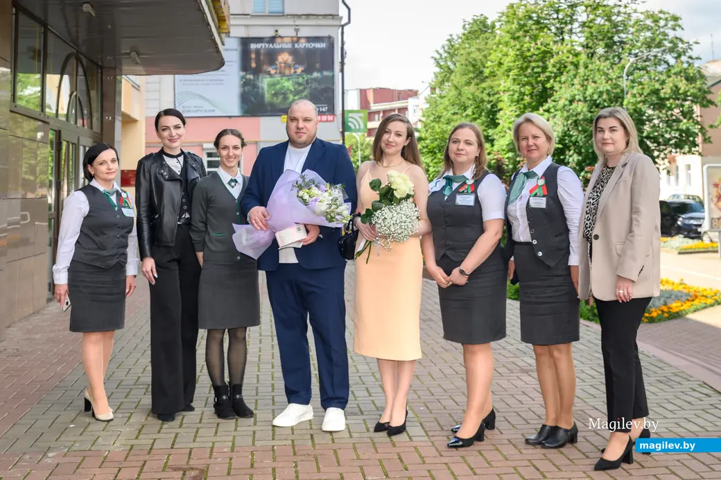30.05.2025. Отдел ЗАГС Бобруйского горисполкома. Свадьба Натальи Музыченко и Кирилла Самцова. Поздравить молодоженов пришли коллеги Натальи из банка.
