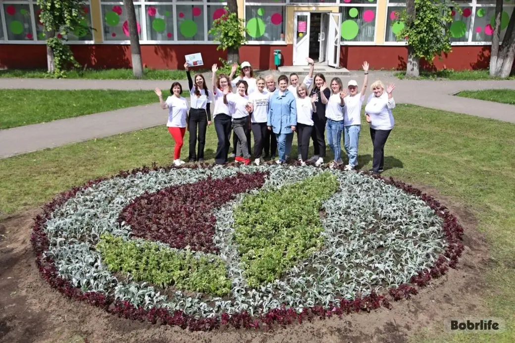 Бобруйск, 31 мая 2025 года. Новая клумба на пересечении улиц Минская и Октябрьская.