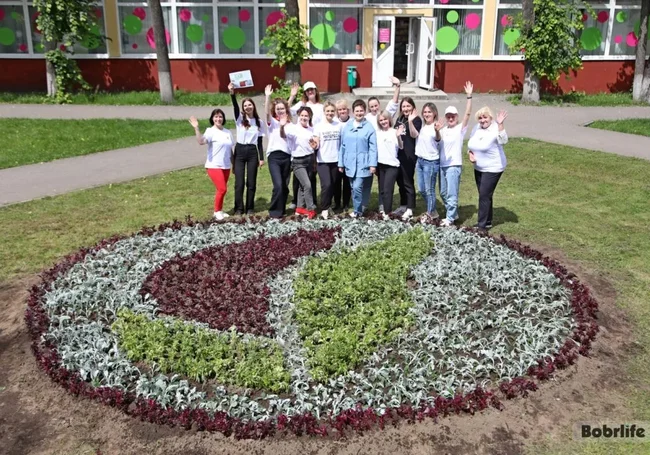 Две тысячи цветов: в Бобруйске появилась новая клумба. Фотофакт