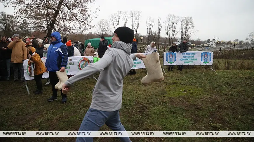 02.01.2025г. Первый чемпионат по метанию валенка прошел в Могилеве. Фото БЕЛТА