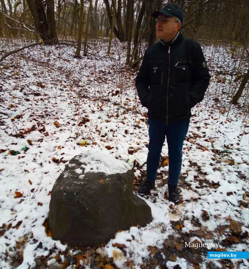 Декабрь 2024 г., Могилев, овраг Дубровенки. Григорий Антонович возле камня.