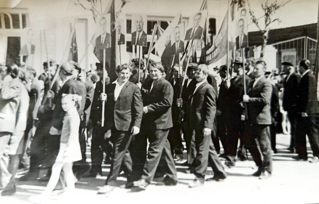 Конец 1960-х. Глуск. Первомайская демонстрация. Леонид Петухов в центре снимка.