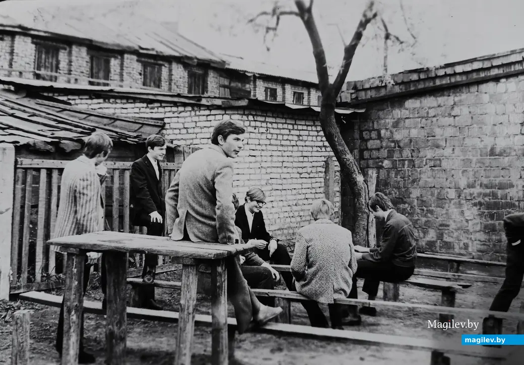 1970-е, Могилев. Один из городских двориков в летний день.