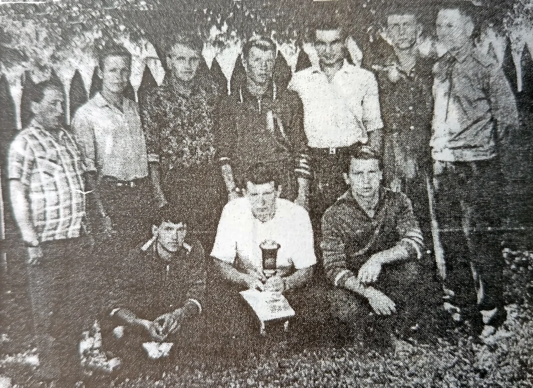 Конец 1960-х. Глуск. Семен Хархурин (крайний слева) с глусскими ребятами, участниками областных